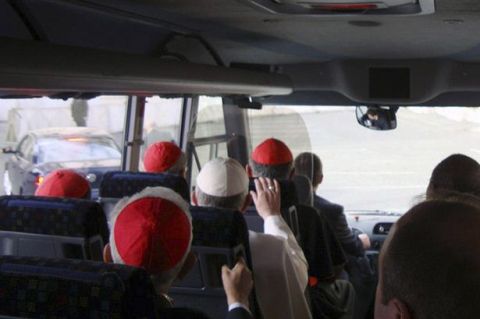 Папа з кардиналами в автобусі
