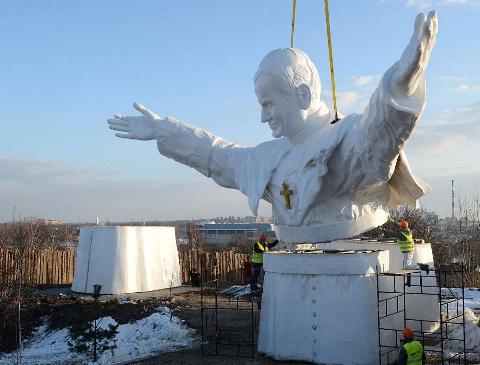 У Польщі зводять п’ятиповерховий пам’ятник Йоану Павлу ІІ