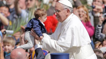 Папа Франциск з дитиною