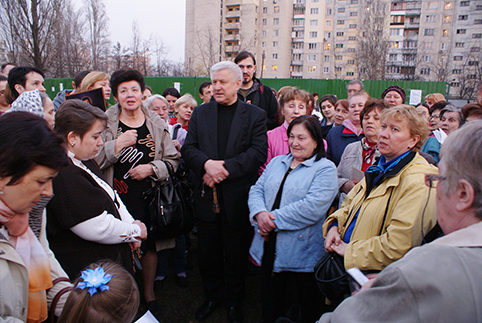Католики моляться на місці будови храму св. Франциска Асизького у Києві на Оболоні