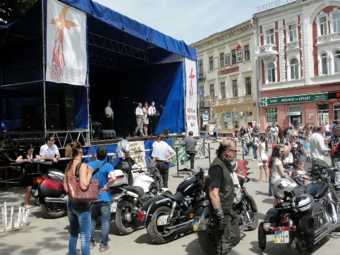 Під час фестивалю «Вгору серця» у Франківську молились за добрі дороги