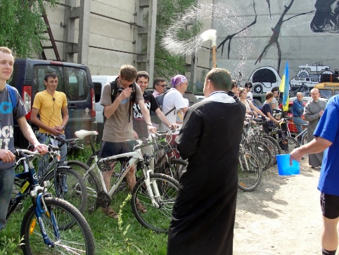 Під час фестивалю «Вгору серця» у Франківську молились за добрі дороги