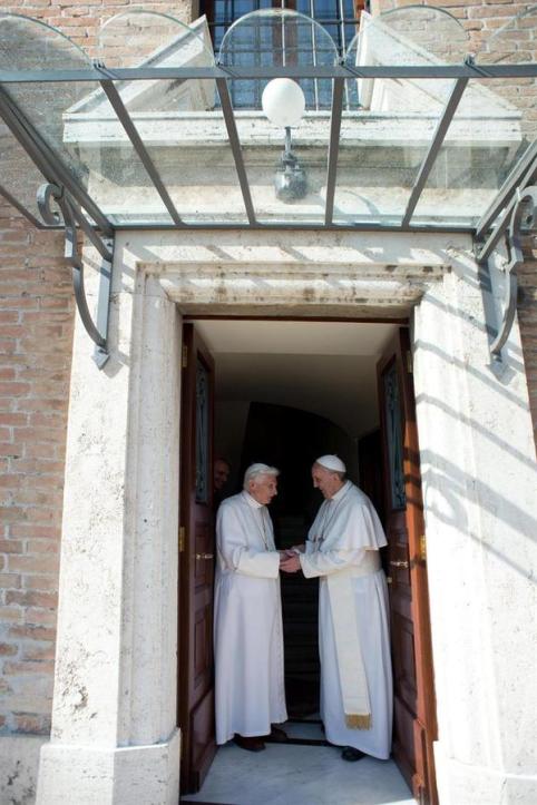 Папа Франциск та Папа Бенедикт XVI
