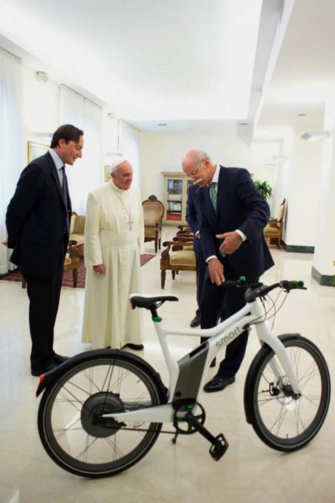 Папі подарували електричний велосипед