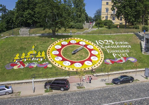 Найбільший у світі квітковий годинник прикрашено до 1025-річчя Хрещення Русі