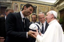 Папа і футболісти