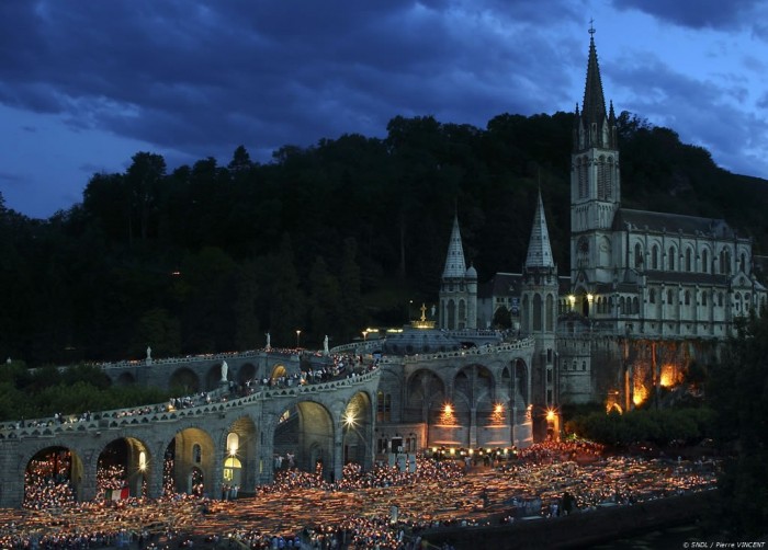 Lourdes_procession