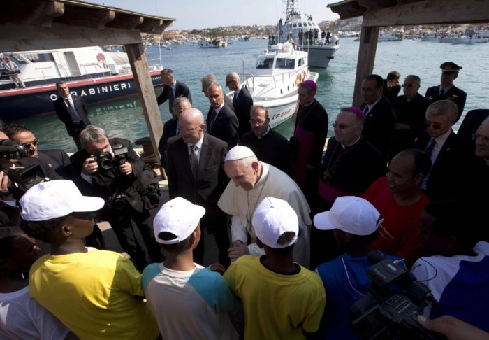 Папа на Лампедузі