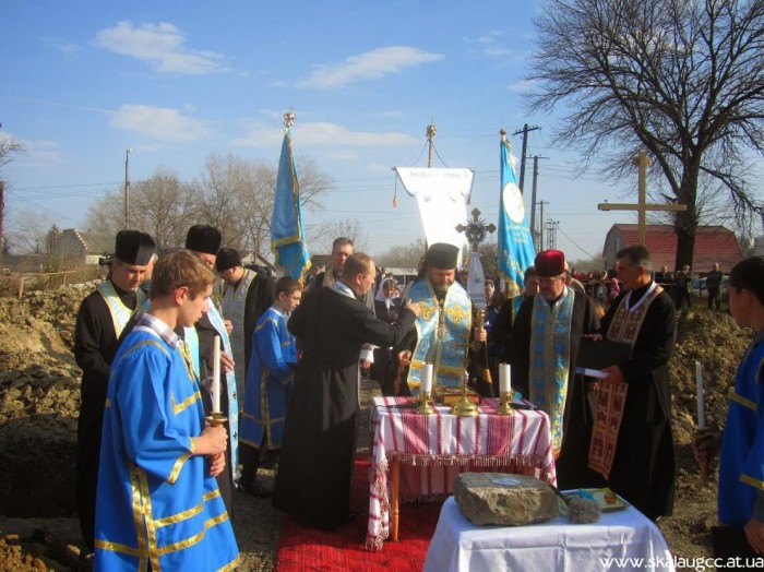 У Скалі-Подільській освятили наріжний камінь під будівництво нової церкви