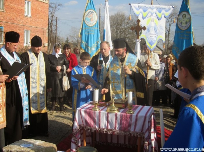 У Скалі-Подільській освятили наріжний камінь під будівництво нової церкви