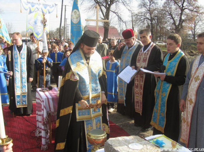 У Скалі-Подільській освятили наріжний камінь під будівництво нової церкви