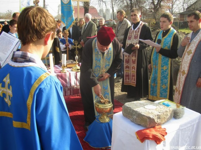 У Скалі-Подільській освятили наріжний камінь під будівництво нової церкви