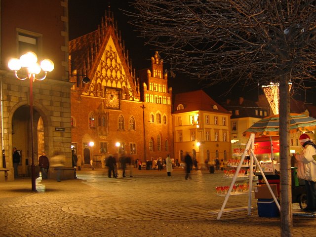 wroclaw_poland_town_hall_by_night