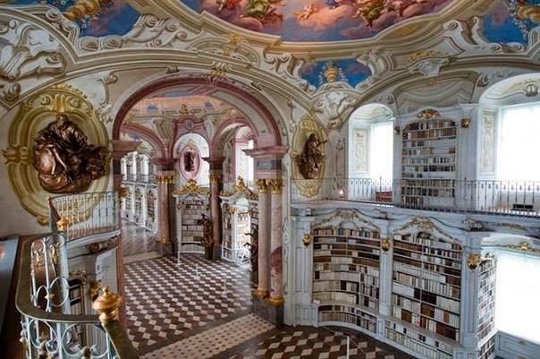 монастирська бібліотека