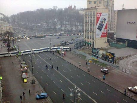 Янукович молився, Київ перекривали