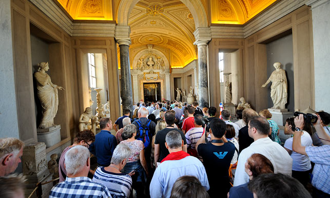 Туристи у Ватиканських музеях