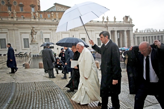 папа під парасолькою
