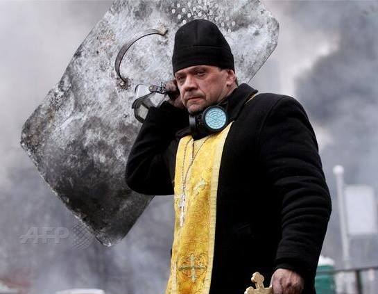 священик на Майдані