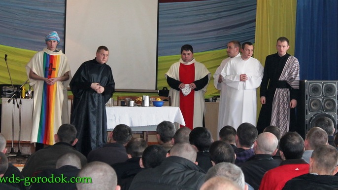 Семінаристи та єпископ відвідали в’язнів