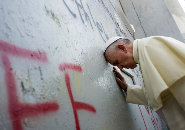 Папа Франциск біля ізраїльсько-палестинської стіни