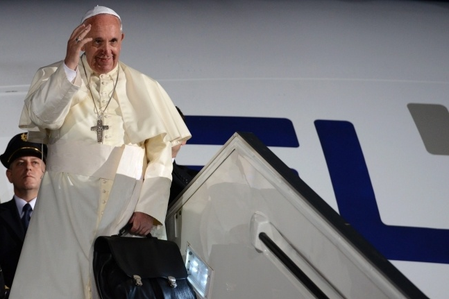 Папа в літаку
