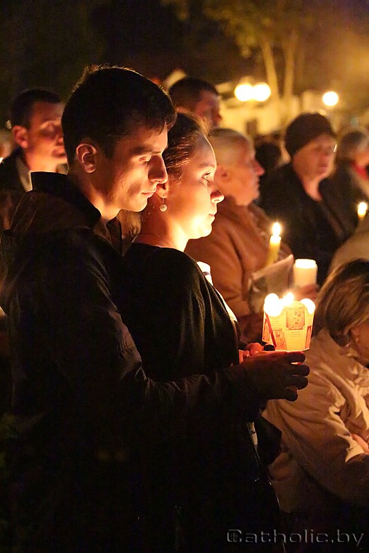 Тисячі людей на нічній Месі у Будславі