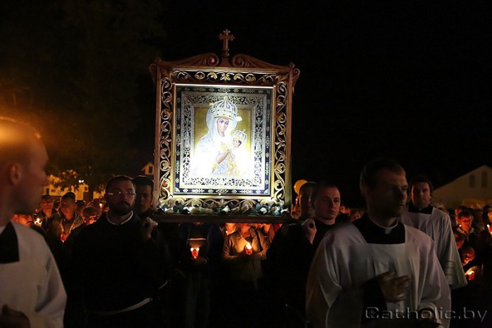 Тисячі людей на нічній Месі у Будславі