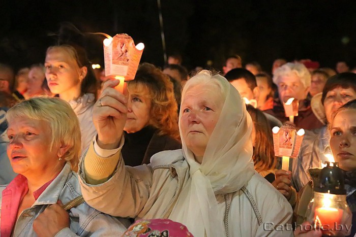 Тисячі людей на нічній Месі у Будславі