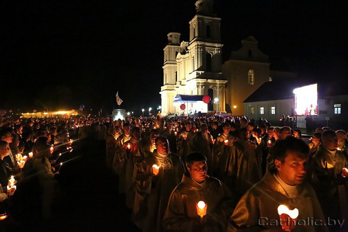 Тисячі людей на нічній Месі у Будславі