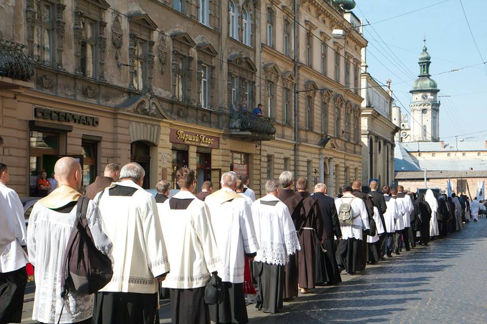 У Львові під час процесії вулицями міста молилися за мир