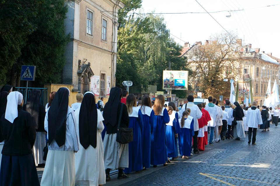 У Львові під час процесії вулицями міста молилися за мир