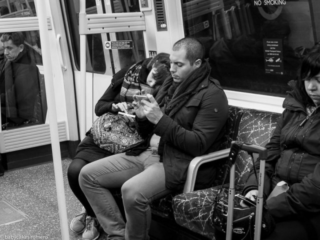 Кінець спілкуванню: фотосерія про людей, занурених у смартфони