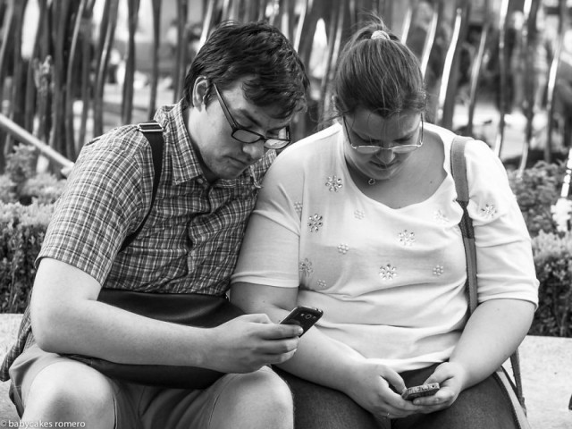 Кінець спілкуванню: фотосерія про людей, занурених у смартфони