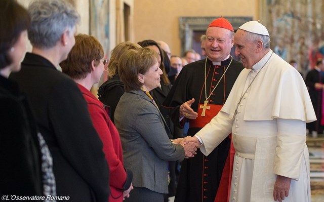 Папа Франциск вітається з членаим папської ради в справах культури
