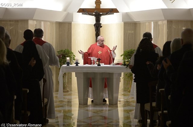 ранішня Маса. Папа Франциск. Червоний