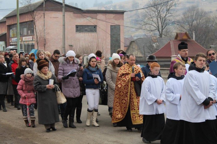 Хресна хода селищем Ясіня (14)