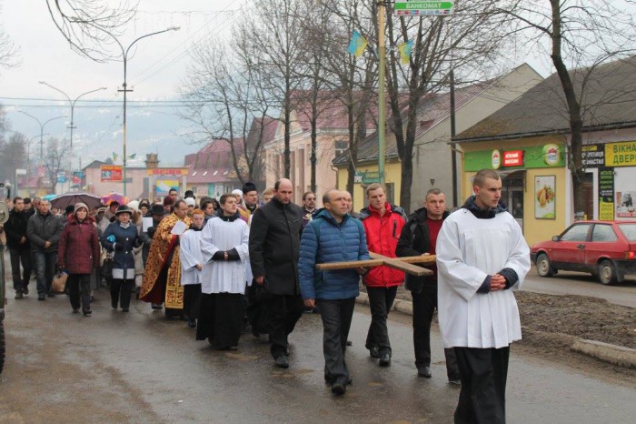 Хресна хода селищем Ясіня (15)