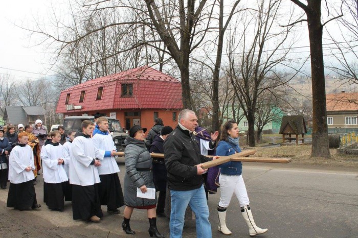 Хресна хода селищем Ясіня (9)