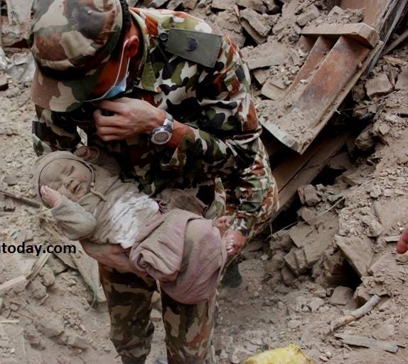Непал землетрус немовля