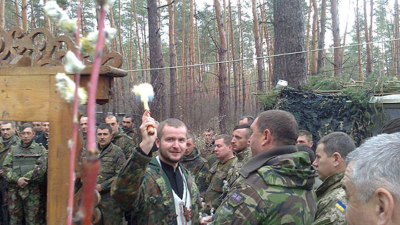 Військові поблизу Трьохізбенки спорудили каплицю-бліндаж