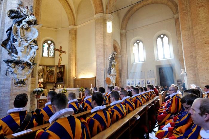 У Ватикані посвятили новий стяг Швейцарської гвардії