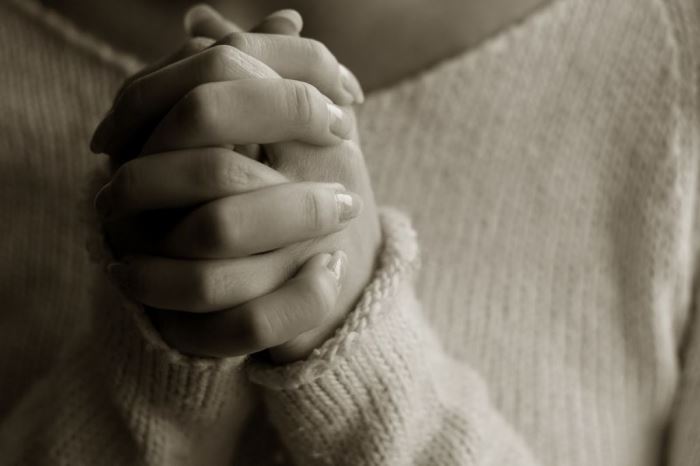 жінка молиться