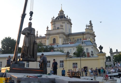 Шептицький памятник