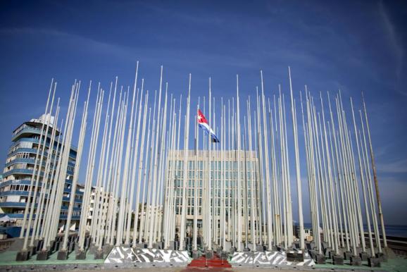 Куба посольство США флагштоки