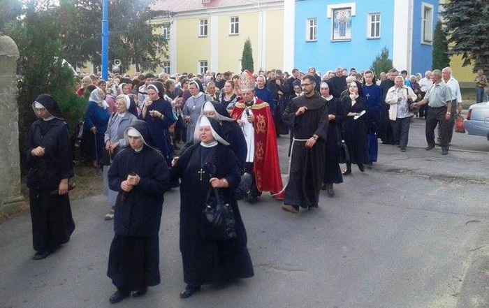 У Шаргороді під час Хресної Дороги моляться за богопосвячених