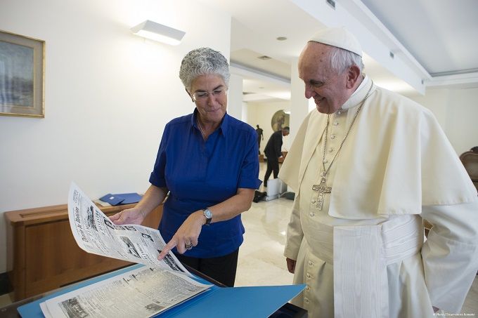 Vatican_Journalist_Aura_Miguel_with_Portugal_based_Radio_Renascena_interviews_Pope_Francis_Sept_8_2015_Credit_LOsservatore_Romano_CNA