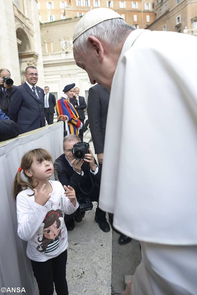 Папа Франциск і дитина