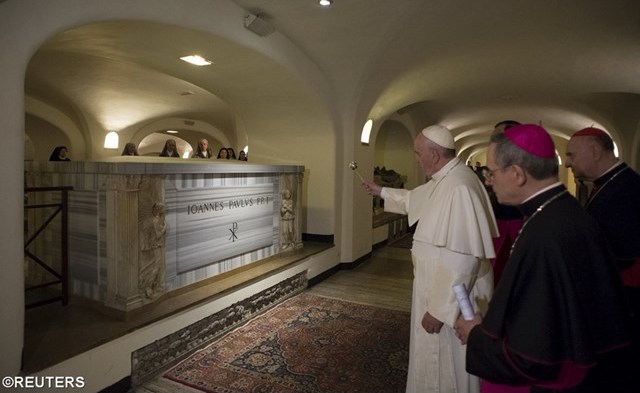 Папа Франциск на могилі
