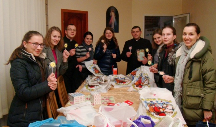 Хмельницький: католики підготували подарунки для дітей з Донбасу