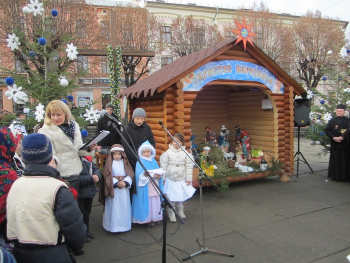 Чернівці: Різдвяний вертеп у центрі міста